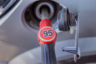 Бензин впав у ціні за вихідні