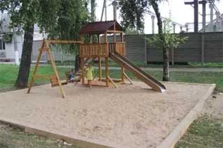 Пирятинські лісівники збудували дитячий майданчик