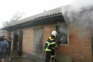 Пирятин: рятувальники ліквідували пожежу приватної господарчої будівлі