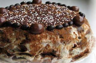Быстрый шоколадный бисквитный торт в микроволновой печи