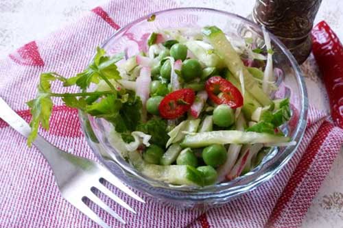 Салат из молодой капусты, редиса и зеленого горошка