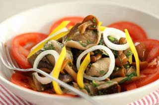 Салат из маринованных грибов с овощами