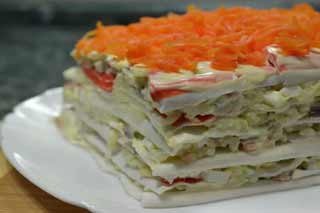 Закусочный торт-салат с крабовыми палочками