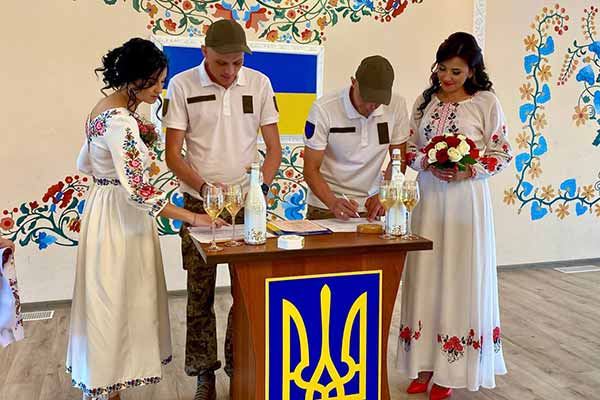Військові командири на Полтавщині зареєстрували 20 шлюбів (ФОТО)