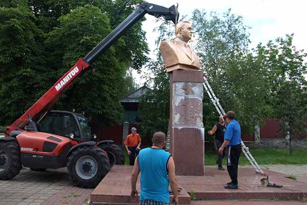 На Полтавщині демонтували пам’ятник 1-му секретарю Білгородського обкому компартії