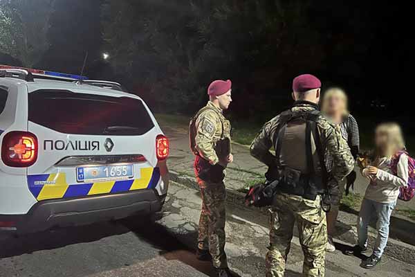 На Полтавщині поліцейські допомогли мамі з дитиною вночі безпечно дістатися до рідних