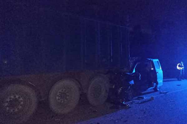 На Полтавщині автомобіль влетів у напівпричеп вантажівки: двоє людей загинули