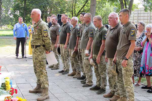 У Чорнухах на Полтавщині урочисто відкрили Дошку пам'яті захисників України