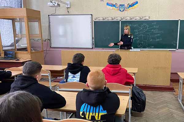 На Полтавщині поліцейські говорили про безпеку з учнями Пирятинської громади