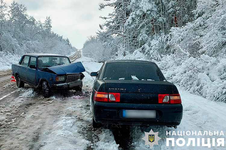 ДТП на Полтавщині: два легковики зіткнулись на засніженій дорозі