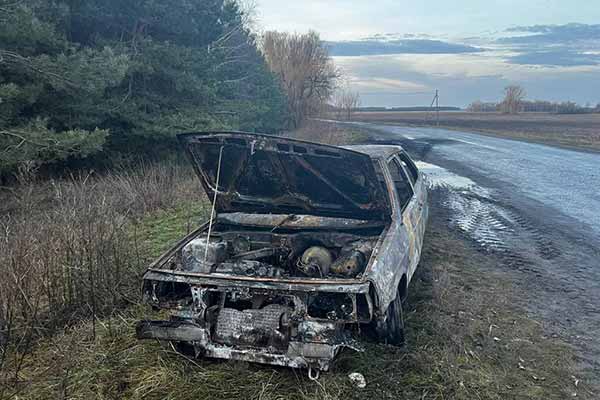 На Полтавщині посеред дороги вщент згорів автомобіль «ВАЗ 2108»
