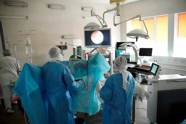 На Полтавщині лікарні проводять операції за допомогою нового гольмієвого лазера