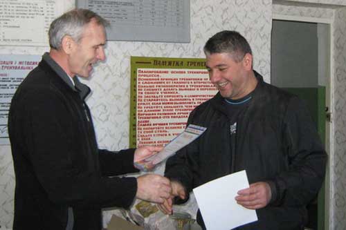 Директор Гребінківської ДЮСШ Чернявський В.П. вручає нагороди переможцю турніру Кубраку Юрію