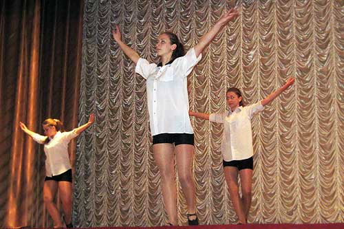 На фото танцювальний колектив "Бонжур" (Гребінківська гімназія)