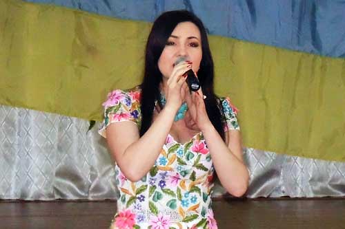 Полтавка співала на допомогу військовим на землі Соломії Крушельницької