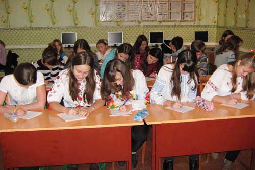 620 учнів та 42 педагогічних працівника з Гребінківщини написали радіодиктант
