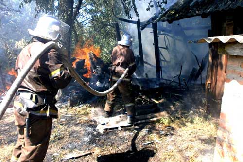 На Гребінківщині згоріла господарська будівля та майже один куб дров