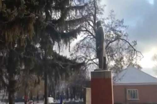 На Полтавщины активісти "Правого сектору" знесли пам'ятник Леніну