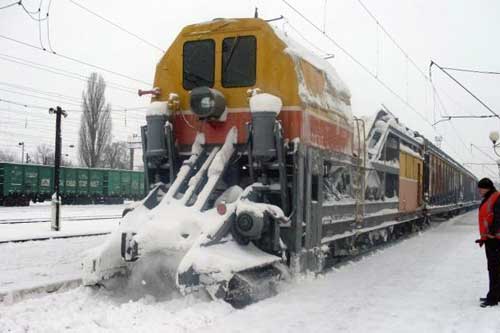 Минулої доби на роботах із прибирання снігу працювали понад тисячу залізничників
