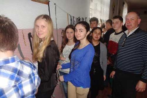 Гребінківські школярі плетуть маскувальні сітки для військових із зони АТО