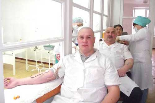 На Гребінківщині поліцейський разом зі своєю родиною здав кров для осіб, які потрапили у ДТП