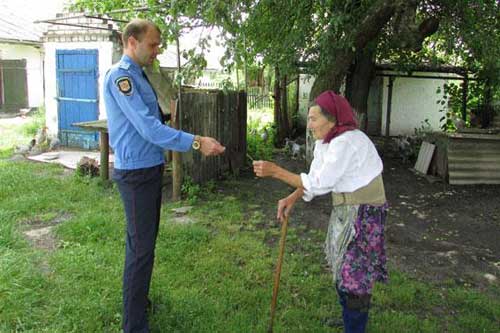 На Гребінківщині дільничні офіцери поліції проводять бесіди з особами похилого віку