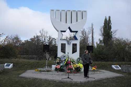 На Полтавщині невідомі розмалювали фарбою пам'ятник загиблим євреям під час Другої світової війни