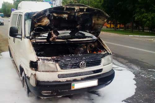 У Лубнах горів автомобіль: знищено моторний відсік та лакофарбове покриття капоту