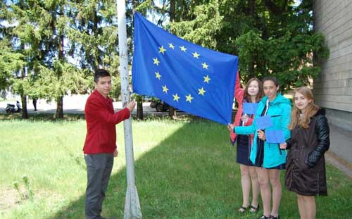 На Гребінківщині урочисто підняли прапори України та Європейського Союзу