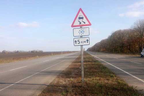 На дорогах Полтавської області встановлюють "зимові" знаки