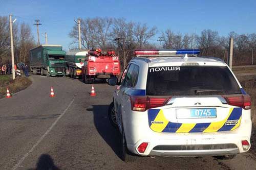 Дві фури зіткнулись на залізничному переїзді в Полтавській області