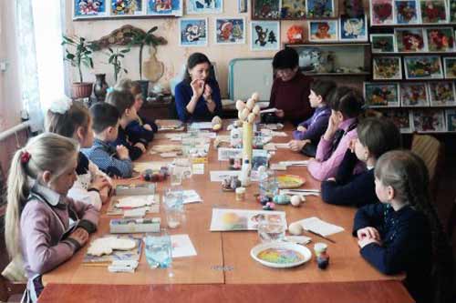 У Гребінківському Центрі дитячої та юнацької творчості провели майстер-клас з виготовлення Великодніх сувенірів