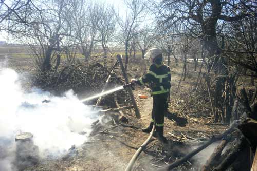 На Пирятинщині гасили пожежу, що виникла через спалювання сміття домогосподаркою на власному подвір’ї