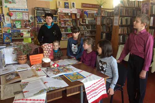Писанкове диво у читальному залі абонементу для дітей Гребінківської міської публічної бібліотеки