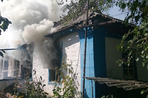 На Гребінківщині вогнеборці ліквідували пожежу у приватній оселі