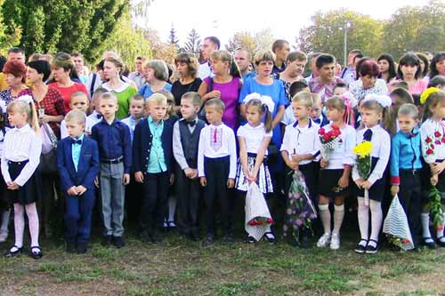 У Гребінківській ОТГ за шкільні парти сіли 142 першокласників 