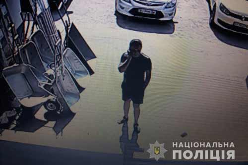 Поліція Миргорода встановлює чоловіка, ймовірно причетного до крадіжки з автомобіля