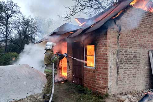 На території приватного домоволодіння у Лубнах бійці ДСНС гасили пожежу 