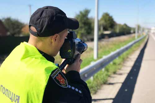 За перевищення швидкості з 15 жовтня патрульні Полтавщини почнуть штрафувати водіїв