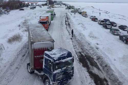 На Полтавщині через снігопад перекриті дороги до четверга 