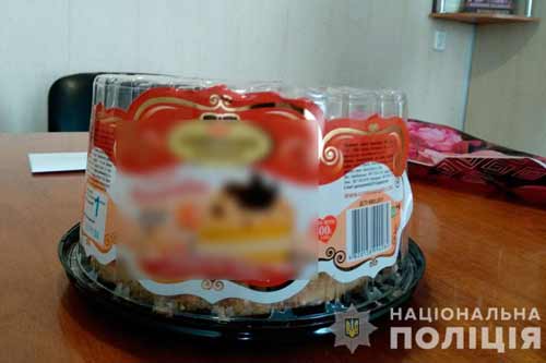 На Полтавщині чоловік сувенірними грошима розрахувався за торт і придбав реальну кримінальну відповідальність