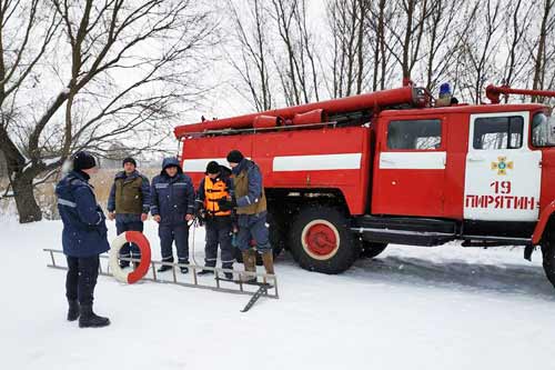 Пирятинські рятувальники провели навчання щодо способів порятунку на льоду