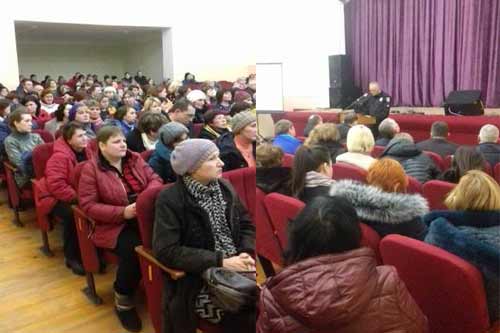 Правоохоронці Гребінківщини стали учасниками батьківських зборів у міському Будинку культури