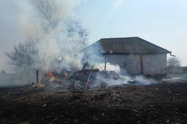 На Полтавщині пенсіонерка під час спалювання сміття отримала опіки рук та спалила господарчу споруду