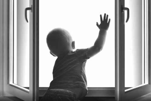 На Полтавщині п'ятирічна дитина випала з вікна: стан важкий
