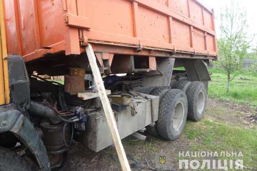 На Полтавщині чоловіка розчавив кузов вантажного автомобіля, який він ремонтував