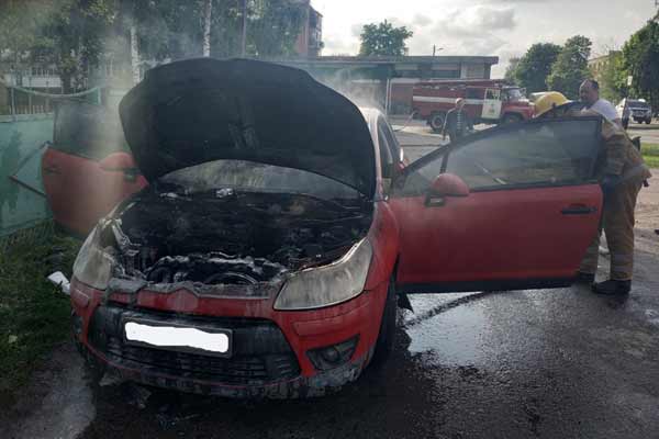 У Лубнах рятувальники загасили палаючий автомобіль