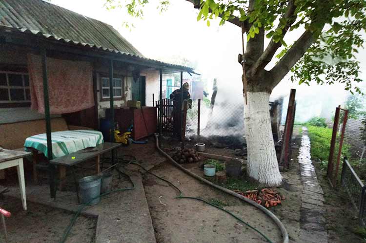 У Гребінці пожежа знищила господарчий будинок