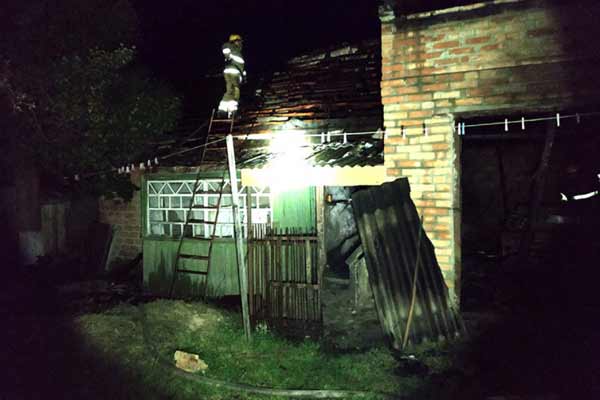 На Пирятинщині рятувальники приборкали пожежу у приватному домоволодінні 