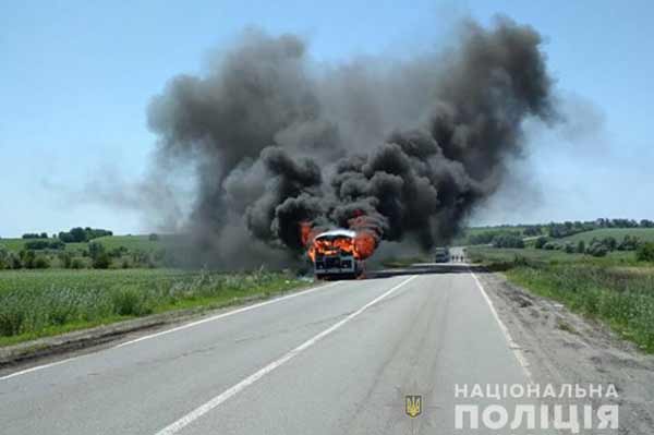 На Полтавщині під час руху загорівся автобус